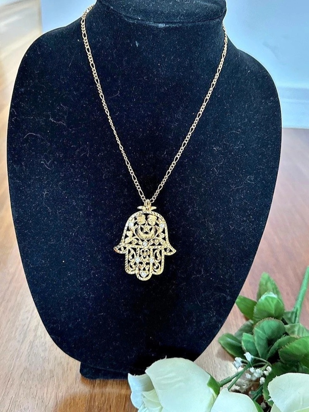 Hamsa hand pendant necklace Gold-Tone Hamsa Pendant Necklace Like New
